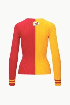 THE STAUD NFL CARGO SWEATER | KANSAS CITY CHIEFS -Staud Outlet Store STAUD CARGOSWEATERXNFL SWEATER KANSASCITYCHIEFS FANATICS 23 ECOM 2