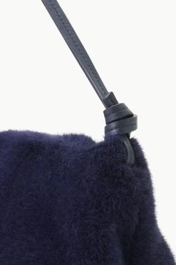 VIVI SHOULDER BAG | NAVY FAUX FUR -Staud Outlet Store STAUD VIVI SHOULDERBAG NAVY FALL 23 ECOM 4